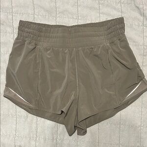 Lulu EUC hotty hot HR army green shorts